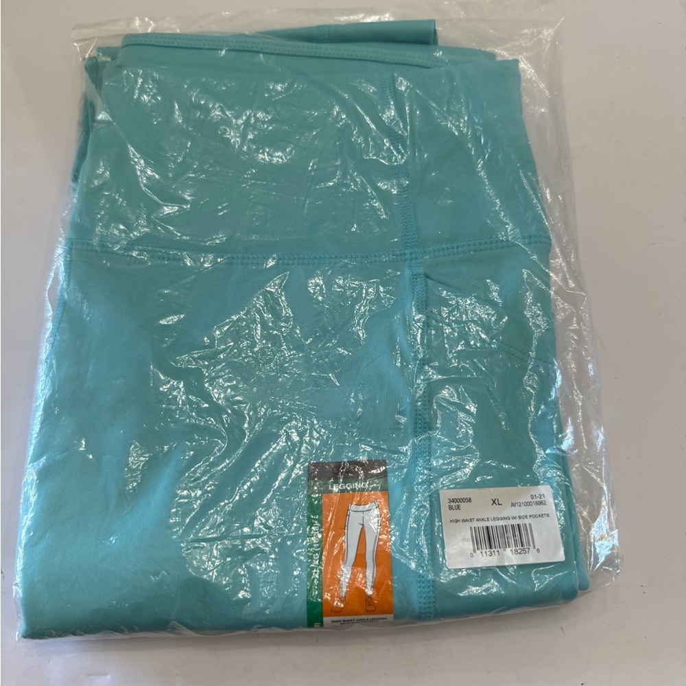 New in package AVIA to ankle leggings size XL